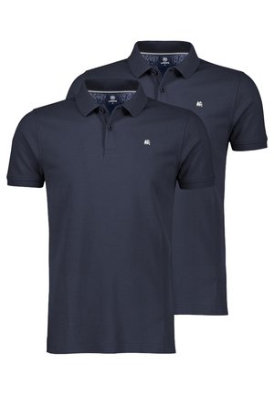 To navyblå kortærmede polo shirts med kraver, knapper og små hvide broderede logoer på brystet, vist mod en hvid baggrund.