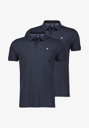 Zwei marineblaue Poloshirts mit kurzen Ärmeln, Kragen, Knöpfen und kleinen weißen, aufgestickten Logos auf der Brust, dargestellt vor weißem Hintergrund.