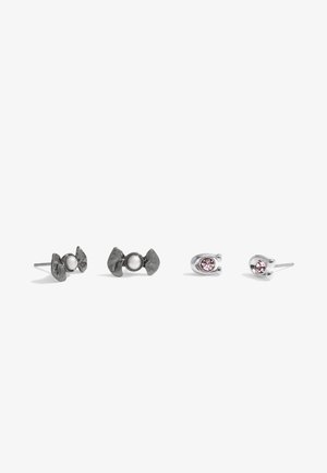 Deux paires de boucles d'oreilles clous en argent : l'une avec un centre en perle blanche et des bords en forme de nœud, l'autre avec une petite pierre précieuse rose dans un sertissage en forme de fer à cheval.