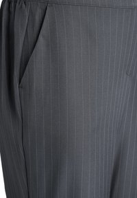 Grå stribede bukser i blødt stof, med en tapered design, sidelommer og skræddersyet pasform. Diskret glans med skarpe, klare linjer.