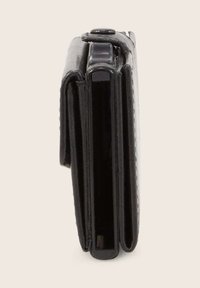 Portafoglio in pelle nera dal design slim, caratterizzato da una finitura testurizzata, numerosi scomparti per carte e un compartimento con zip.
