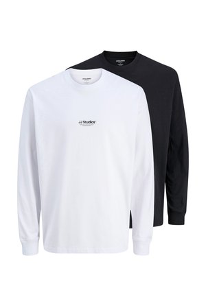 Maglietta bianca a maniche lunghe con il logo "JJ Studios" abbinata a una maglietta nera a maniche lunghe, entrambe con scollo rotondo e design semplice.