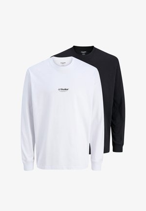 Maglietta bianca a maniche lunghe con il logo "JJ Studios" abbinata a una maglietta nera a maniche lunghe, entrambe con scollo rotondo e design semplice.