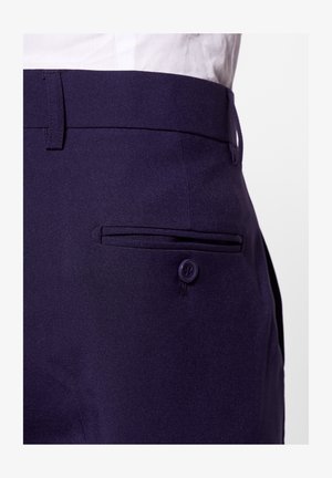 Mornarji modri hlače iz tkanine, z ravnim sprednjim žepom z vijoličnim gumbom in zankami za pas. Gladka tekstura in kroj tailored.