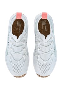 Le scarpe sportive bianche presentano una tomaia in maglia con dettagli in mesh, lacci elastici e un pull tab rosa sul tallone. Suola in gomma marrone per una migliore aderenza.