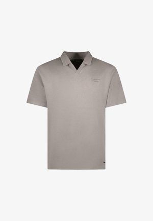 Lichtgrijze polo met korte mouwen, een v-hals, textuur op de kraag en subtiele branding op de borst. Gemaakt van een zachte, ademende stof.