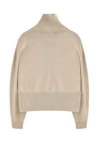 Beżowy sweter z dzianiny z golfem, z prążkowanym kołnierzem i mankietami, z opadającymi ramionami oraz lekko skróconym krojem. Gładka faktura.