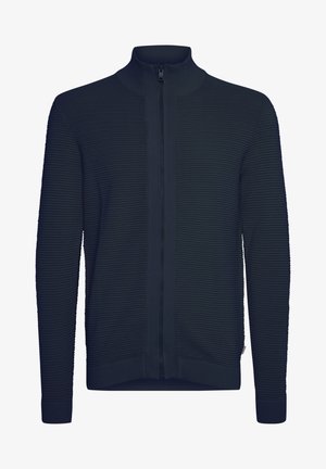 Morska zip-up pulover s rebrasto teksturo, visokim ovratnikom in prilegajočimi manšeti. Ima osrednji zadrgo in čist, minimalističen dizajn.