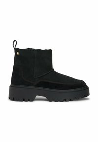 Zwarte suède enkelboot met een chunky rubberen zool, voorzien van een decoratieve gouden logo, zijnaaddetails en een trekband. Geëmailleerde afwerking.
