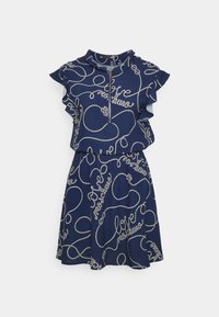 Mörkblå klänning med korta volangärmar, dragkedja fram och vit snöre-liknande textmönster med ordet "love" och varumärkesnamn.