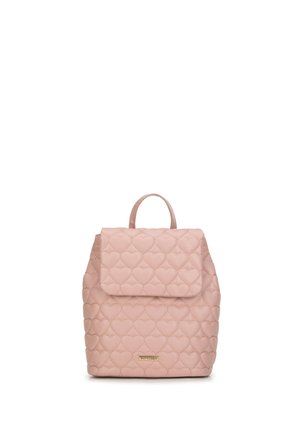 Sac à dos matelassé rose avec une fermeture à rabat, texture à motifs de cœurs, poignée supérieure et accent logo doré. Fabriqué en matériau synthétique.