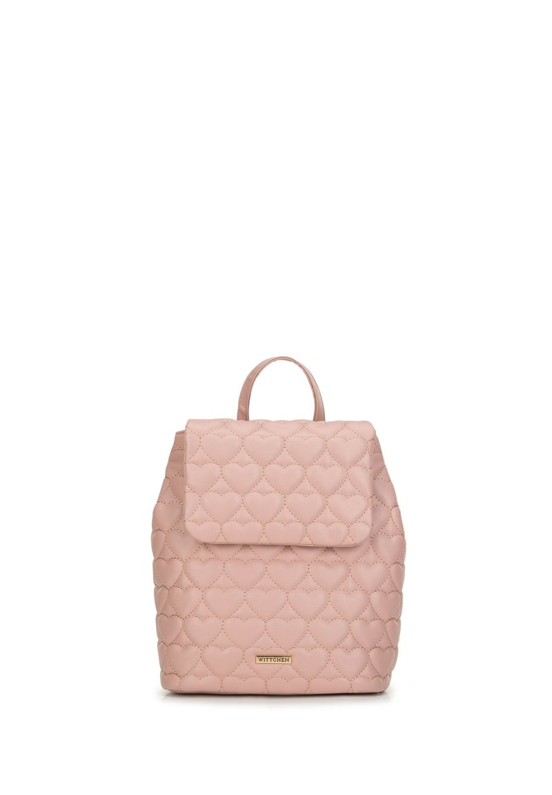 Mochila acolchada rosa con cierre de solapa, textura con patrón de corazones, asa superior y acento en tono dorado del logo. Hecha de material sintético.