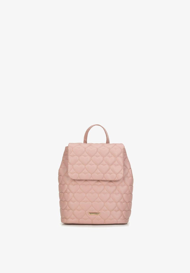 Mochila acolchada rosa con cierre de solapa, textura con patrón de corazones, asa superior y acento en tono dorado del logo. Hecha de material sintético.
