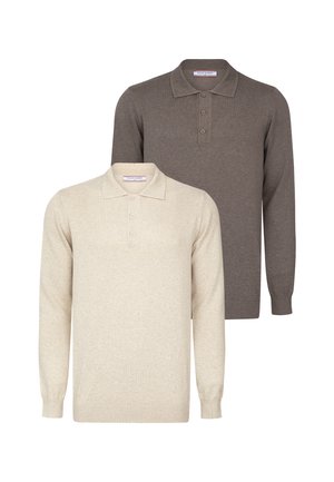 Zwei langärmlige Polo-Pullover, einer in hellbeige und der andere in dunkelbraun, mit Knopfleisten sowie gerippten Bündchen und Säumen.