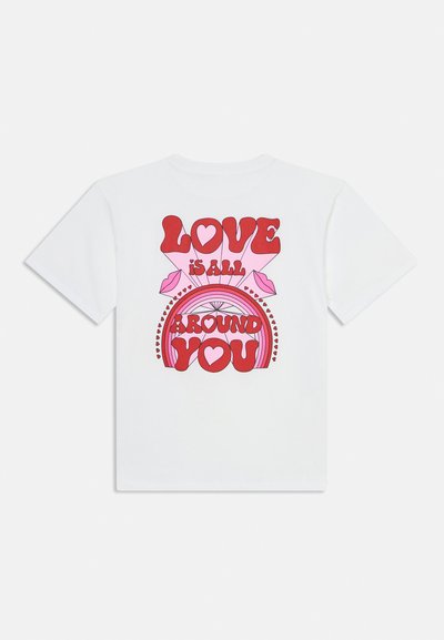 T-shirt branco de algodão com uma gráfica colorida nas costas. Texto "O AMOR ESTÁ EM TODO LADO" em vermelho e rosa com corações e design de arco-íris.