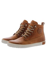 Zapatos de cuero marrón de caña alta con cordones beige, parte superior texturizada y un parche con logotipo en el lateral. Presentan una suela de goma blanca.