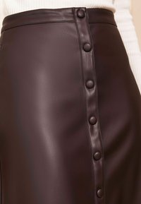 Unausgewählt, brown