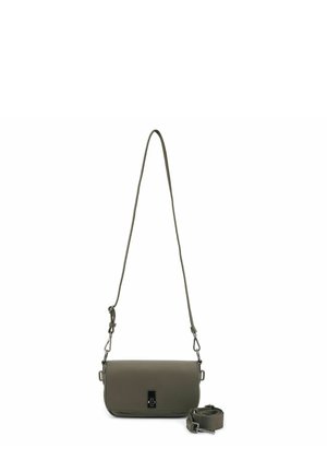 Borsa a tracolla in pelle verde oliva con patta e fibbia in metallo nero, dotata di tracolla lunga regolabile e tracolla aggiuntiva removibile.