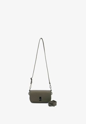 Crossbody tas van olijfgroen leer met een klep en een zwarte metalen gesp, voorzien van een verstelbare lange band en een extra afneembare band.