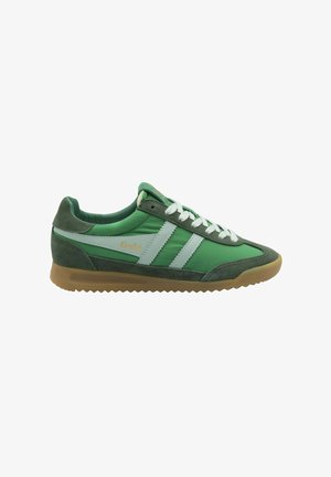 Sneaker Gola verde e verde scuro con lacci bianchi, due strisce laterali bianche e una suola in gomma marrone, mostrato di lato.