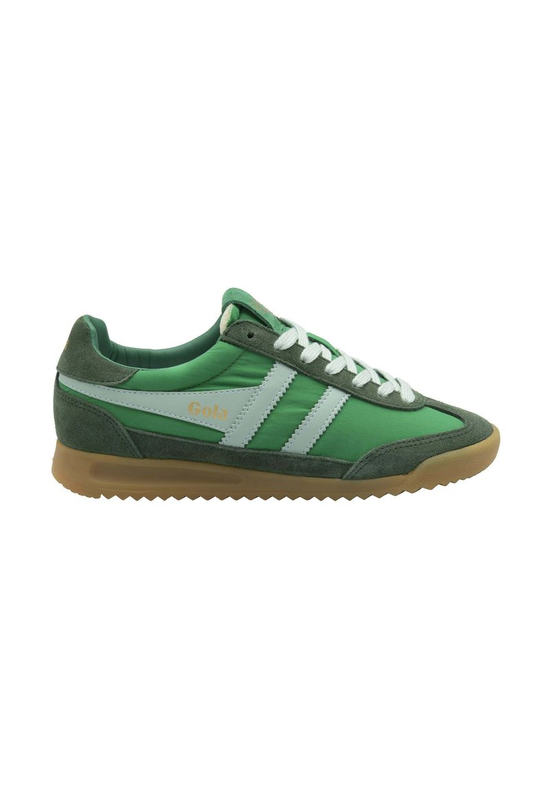 Sneaker Gola verde e verde scuro con lacci bianchi, due strisce laterali bianche e una suola in gomma marrone, mostrato di lato.
