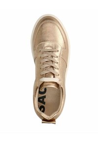Gouden metallic hoge sneaker met ronde neus, witte veters, gewatteerde kraag en logo aan de binnenkant. Gladde textuur en contrasterende zool.