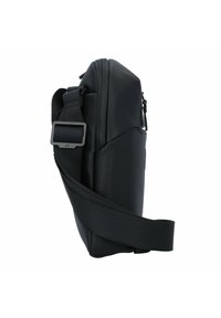 Borsa a spalla sintetica nera con un design elegante, una tracolla regolabile e una chiusura lampo. Presenta una superficie leggermente texturizzata.