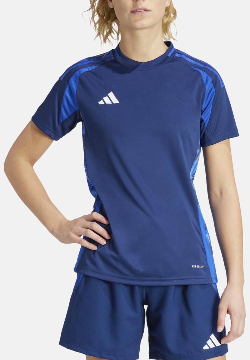 T-shirt sportivo della marina con accenti blu, realizzato in materiale traspirante. Presenta il logo Adidas e l'etichetta Aeroready, maniche corte e colletto a girocollo.