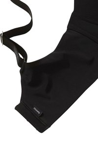 Schwarze Stoff-Gesichtsmaske mit verstellbarem Riemen und kleinem Closely-Markenetikett an der Seite vor einem weißen Hintergrund.