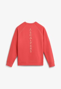 Sudadera coral con mangas raglán, que presenta el texto vertical "SCALPERS" en color plata desgastado en la parte de atrás. Textura suave, escote redondo.