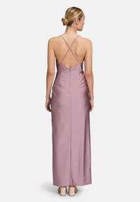 Robe maxi en satin lavande avec un dos nu, présentant des bretelles croisées et une fermeture éclair. Texture lisse et silhouette ajustée.