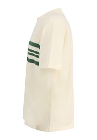 Vaaleanbeige puuvillapaita lyhyillä hihoilla, jossa on vihreitä vaakaraitoja rinnassa. Rennosti istuva malli ja yksinkertainen muotoilu.