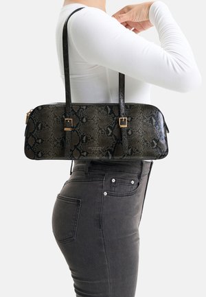 Schwarze Handtasche aus Kunstschlangenleder mit zwei kurzen Griffen, rechteckiger Form, dezentes Muster und goldfarbene Metallakzente.