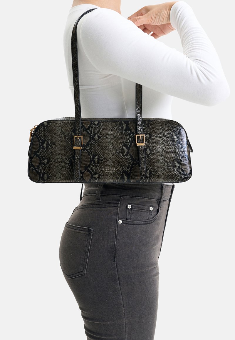 Schwarze Handtasche aus Kunstschlangenleder mit zwei kurzen Griffen, rechteckiger Form, dezentes Muster und goldfarbene Metallakzente.