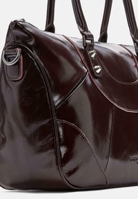 Borsa a mano in pelle bordeaux scuro con texture liscia, cuciture curve, dettagli in metallo argentato e due manici. Design elegante.