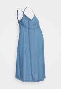 Vestido de maternidade em denim azul claro, com alças de espaguete ajustáveis, corpete justo e uma saia fluida com zíperes laterais.
