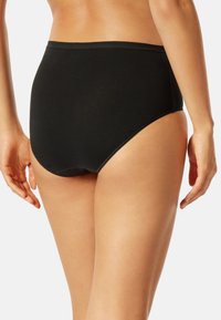 Schwarze hochgeschnittene Unterhose mit glatter Textur und elastischem Bund. Bietet ein vollflächiges Design, ideal für Komfort und den täglichen Gebrauch.