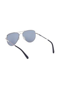 Gafas de sol aviador de metal plata con lentes grises, que presentan un diseño elegante y brazos de plástico negro. Destacan por su armazón ligero.