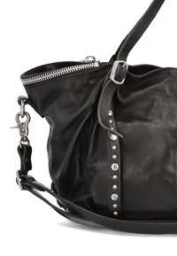 Borsa a tracolla in pelle nera dal design morbido, con cerniera argento e accenti di borchie lungo il lato. Presenta una tracolla removibile con dettagli in metallo.