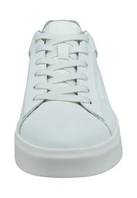 Weiße Leder-Sneaker mit schlichter Gestaltung, ausgestattet mit flachen Schnürsenkeln und einer strukturierten Gummisohle. Glatte Oberfläche mit minimalistischem Ästhetik.
