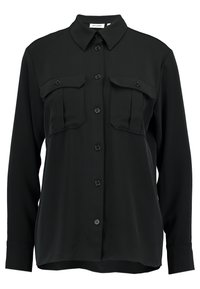 Camisa negra de manga larga, con cuello puntiagudo, dos bolsillos delanteros con solapa y botones, y puños abotonados.