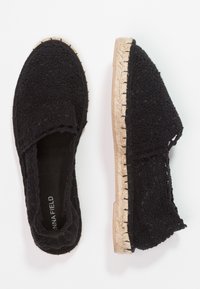 Espadrillas nere con toma in tessuto intrecciato e suole in corda di juta. Design a punta arrotondata con cuciture minime lungo i bordi.