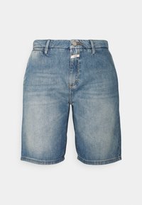 Shorts de mezclilla en azul claro con un diseño clásico, cierre de botón y cremallera, y cinco bolsillos con costuras amarillas.