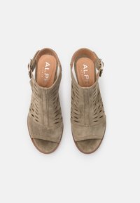 Alpe Sandali con tacco - khaki