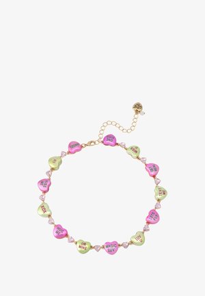 Kolorowe, serduszkowate cukierkowe urokliwosci w odcieniach różu i zieleni z napisem, akcentowane złotymi ogniwami i przezroczystymi kryształkami, regulowane z zapięciem w kształcie serca.