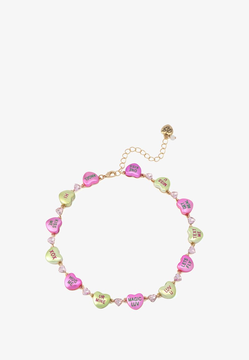 Kleurrijke hartvormige snoepbedels in roze en groen met tekst, verfraaid met gouden schakels en heldere kristallen, verstelbaar met een hartsluiting.
