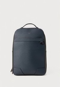 Mochila azul-marinho feita de material texturizado com um bolso frontal, fecho central e uma pega superior. Apresenta um design elegante e minimalista.