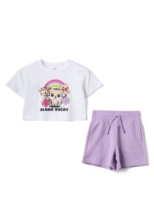 Witte cropped T-shirt met cartoon dieren, regenboog, bloemen en de tekst "ALOHA VACAY" gecombineerd met lichtpaarse short met trekkoord.