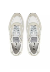 Sneaker bianchi e grigio chiaro con un mix di pelle e camoscio. Design con lacci, collo imbottito e logo prominente sulla soletta.