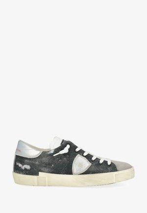 Baskets en cuir noir craquelé avec accents argentés, lacets blancs et embout gris clair. Semelle épaisse avec détail du logo sur le talon.